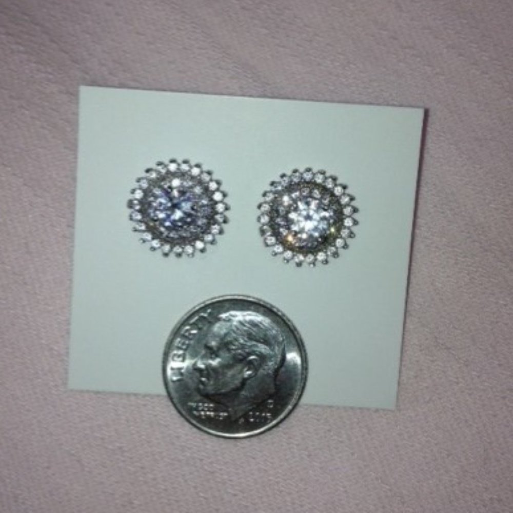 Pretty Round Rinestone Post Earrings - Picture 3 of 8